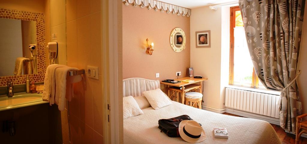 Logis Hotel Les Fuchsias Saint-Vaast-la-Hougue Exterior photo