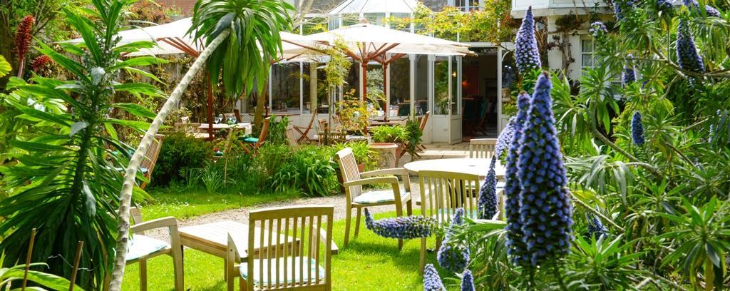 Logis Hotel Les Fuchsias Saint-Vaast-la-Hougue Exterior photo