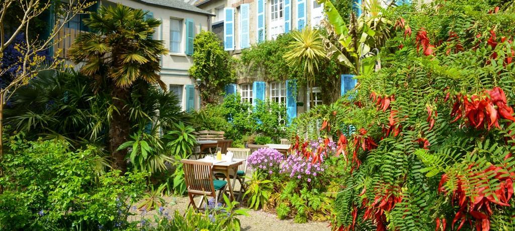 Logis Hotel Les Fuchsias Saint-Vaast-la-Hougue Exterior photo