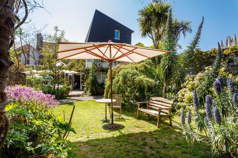 Logis Hotel Les Fuchsias Saint-Vaast-la-Hougue Exterior photo